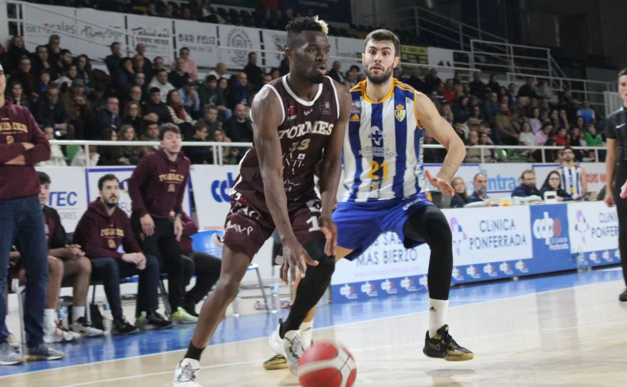 Mensah, ante el Clínica Ponferrada SDP. 