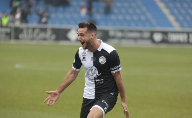 Tropi celebra el gol anotado 