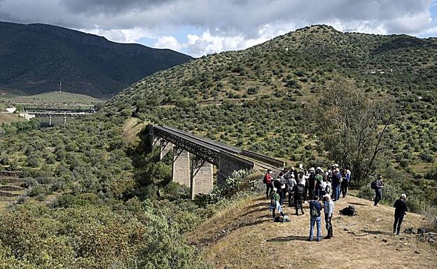 Imagen principal - El Tren del Duero cumple 135 años y exigen recuperarlo desde La Fuente a Barca D&#039;Alva