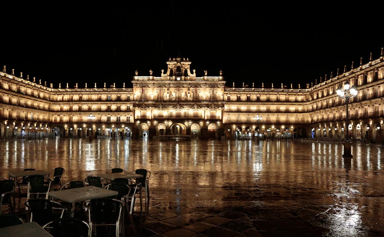 La Plaza Mayor de Salamanca iluminada bajo la lluvia 