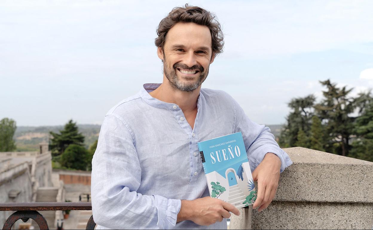 Iván Sánchez Zapardiel con su libro 'Sueño'.