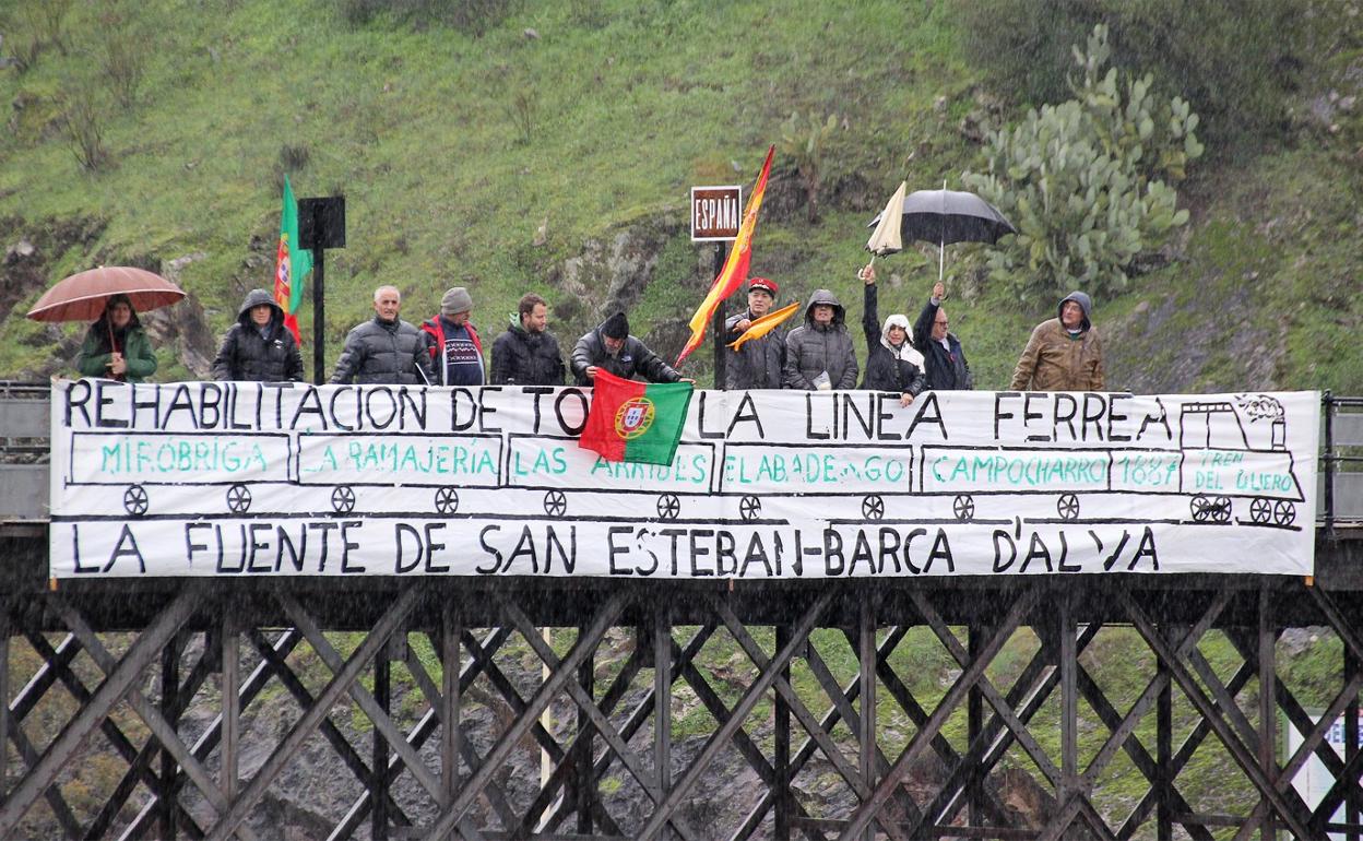 La Asociación de Frontera Tod@vía pidiendo la rehabilitación de las vías. 