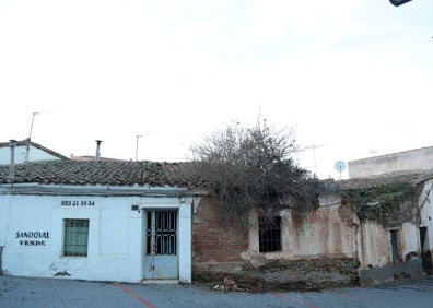 Imagen secundaria 1 - Pese a las mejoras, Tejares sigue teniendo muchos rincones que no son para foto, según la asociación. 