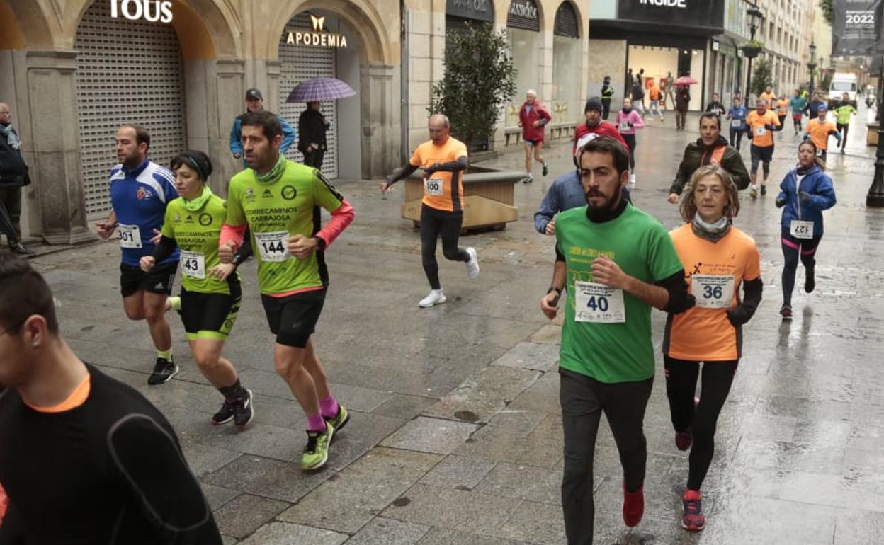 Participantes de la IV Carrera Popular 'Corre con tu médico' corriendo por la calle Toro de Salamanca.