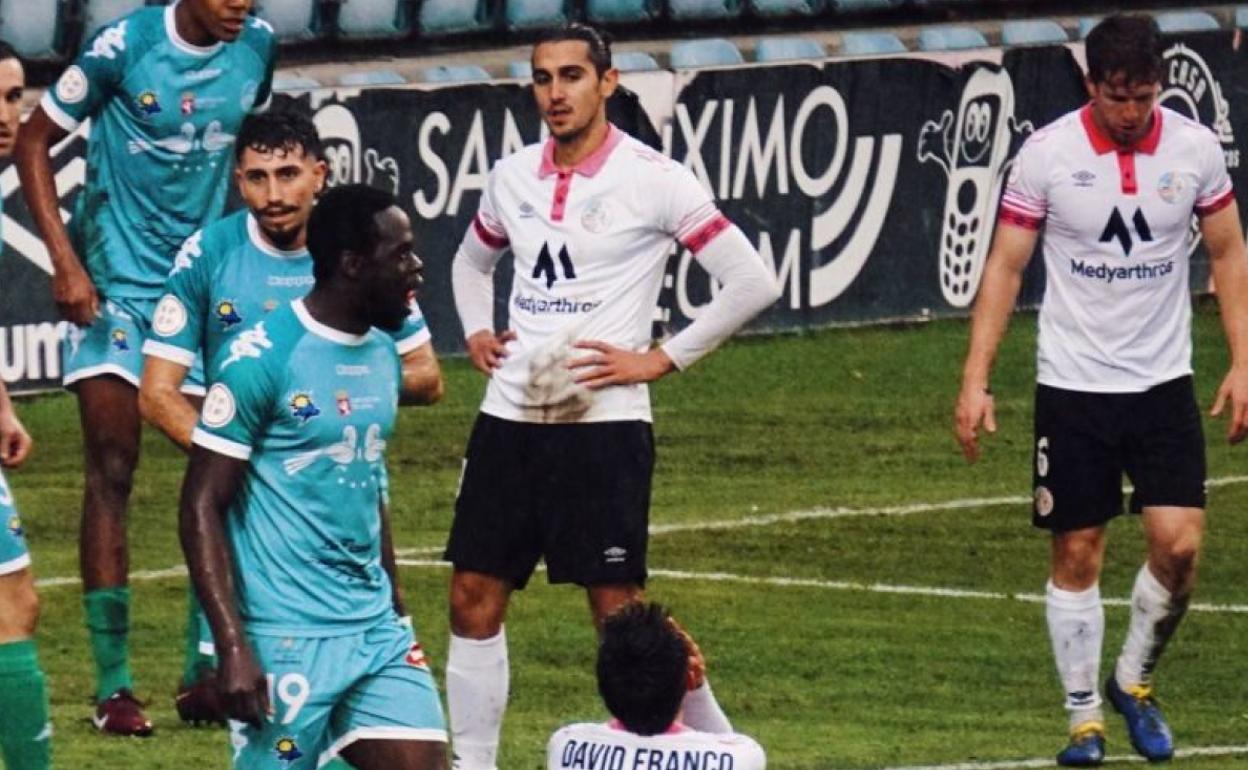 Jugadores del Salamanca UDS lamentándose de una ocasión desperdiciada en el encuentro contra el Atlético Astorga.