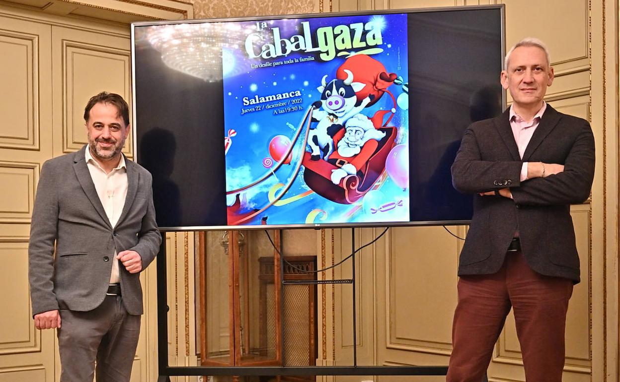 Fernando Castaño, concejal de Turismo del Ayuntamiento de Salamanca, e Ignacio Barrera, director comercial de GAZA, junto al cartel de la 'Cabalgaza'.