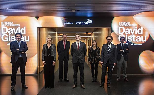 De izquierda a derecha, Julián Quirós, director de 'ABC'; Romina Caponnetto, viuda de David Gistau; Antonio García Ferrer, vicepresidente de la Fundación ACS; Juan Claudio de Ramón, columnista premiado; Maite Rico, presidenta del jurado; Joaquín Manso, director de 'El Mundo', y Bernabé Mohedano, Media and Digital Marketing en Banco Santander.