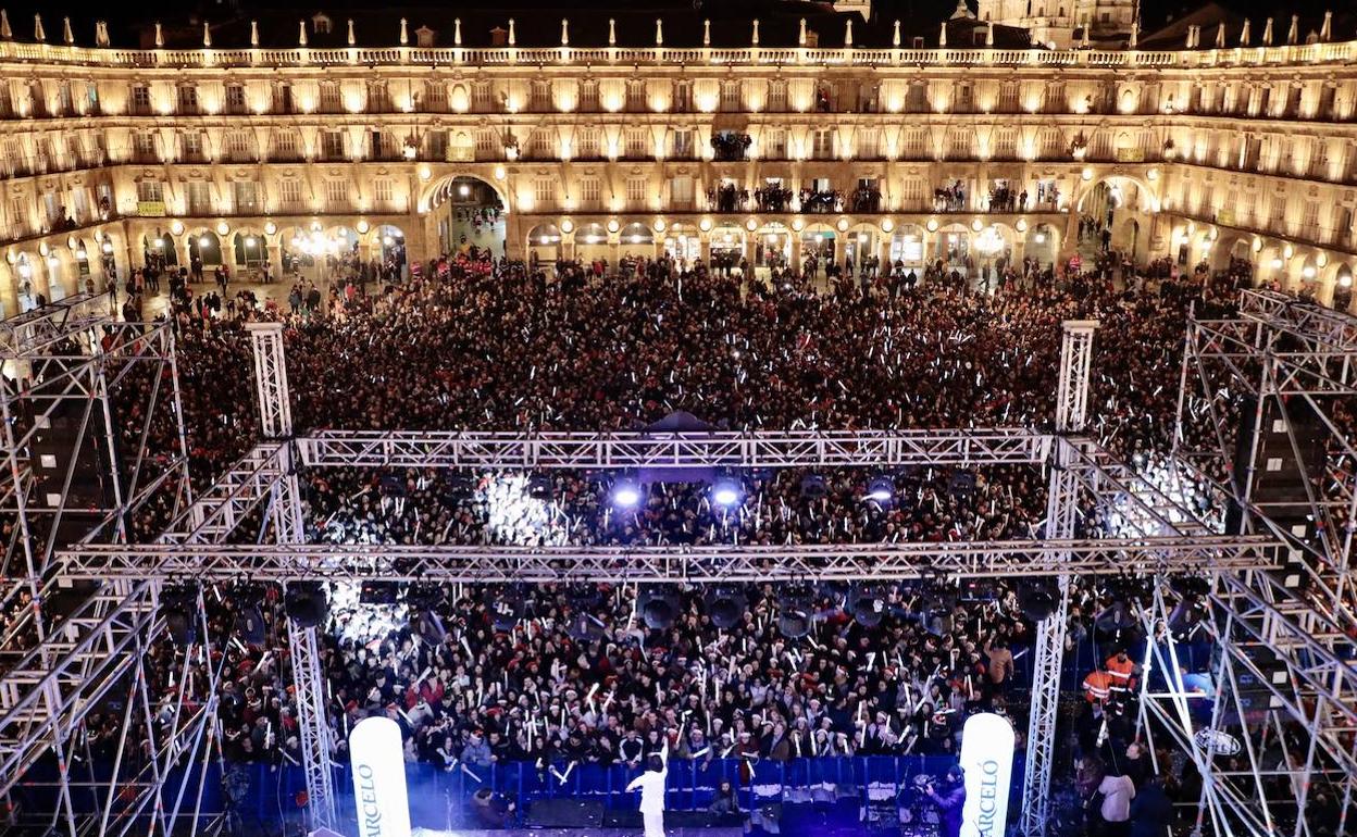 La Plaza Mayor de Salamanca abarrotada de asistentes en la Nochevieja Universitaria de 2019.