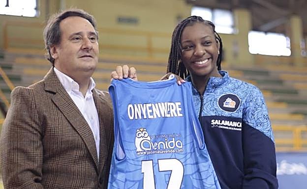 Imagen principal - Michaela Onyenwere, en su presentación con Jorge Recio y Roberto Íñiguez. 