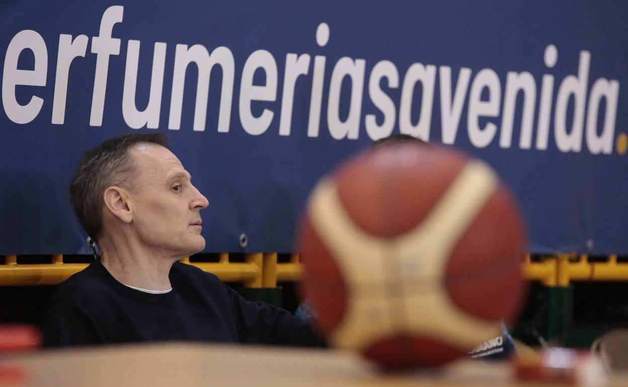Roberto Íñiguez, durante un entrenamiento del CB Avenida en Würzburg. 