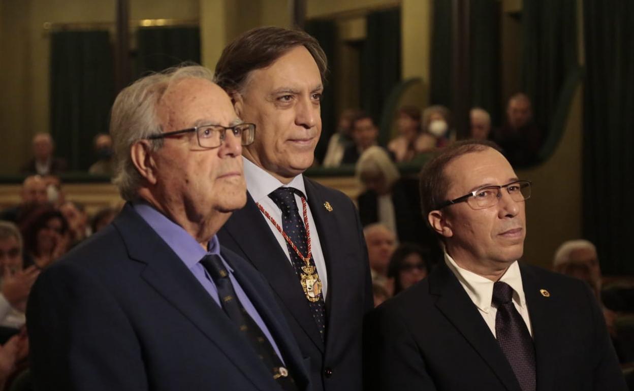 El alcalde, flanqueado por el presidente del Casino y el de la hermandad de Donantes de Sangre.