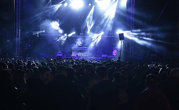 La esencia de la Nochevieja Universitaria vuelve a atraer a miles de jóvenes a Salamanca