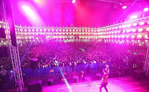 Salamanca se vuelve a comer las uvas en la gran fiesta de la nochevieja universitaria