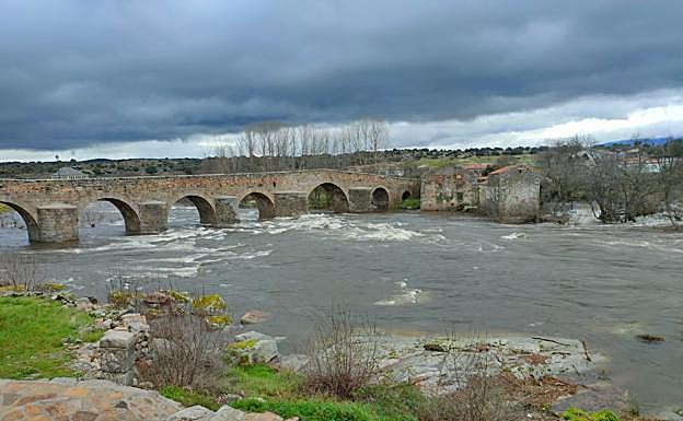 Imagen del Tormes a su paso por el Puente del Congosto antes de la apertura del embalse. 