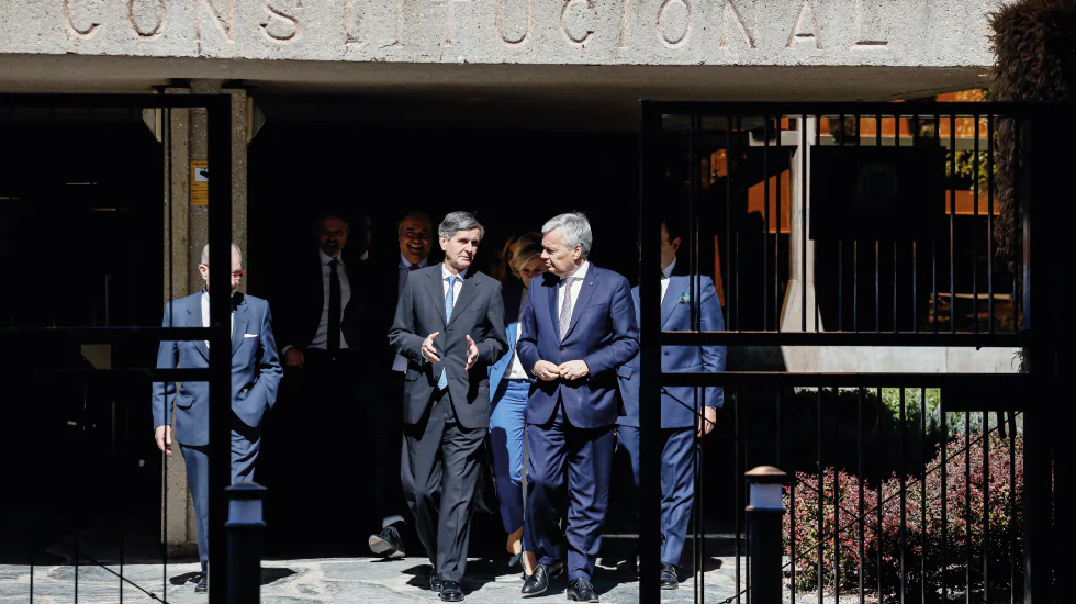 El presidente del Tribunal Constitucional, Pedro González-Trevijano (i) y el comisario europeo de Justicia, Didier Reynders (d), a su salida de su reunión en el Tribunal Constitucional en septiembre de este año.