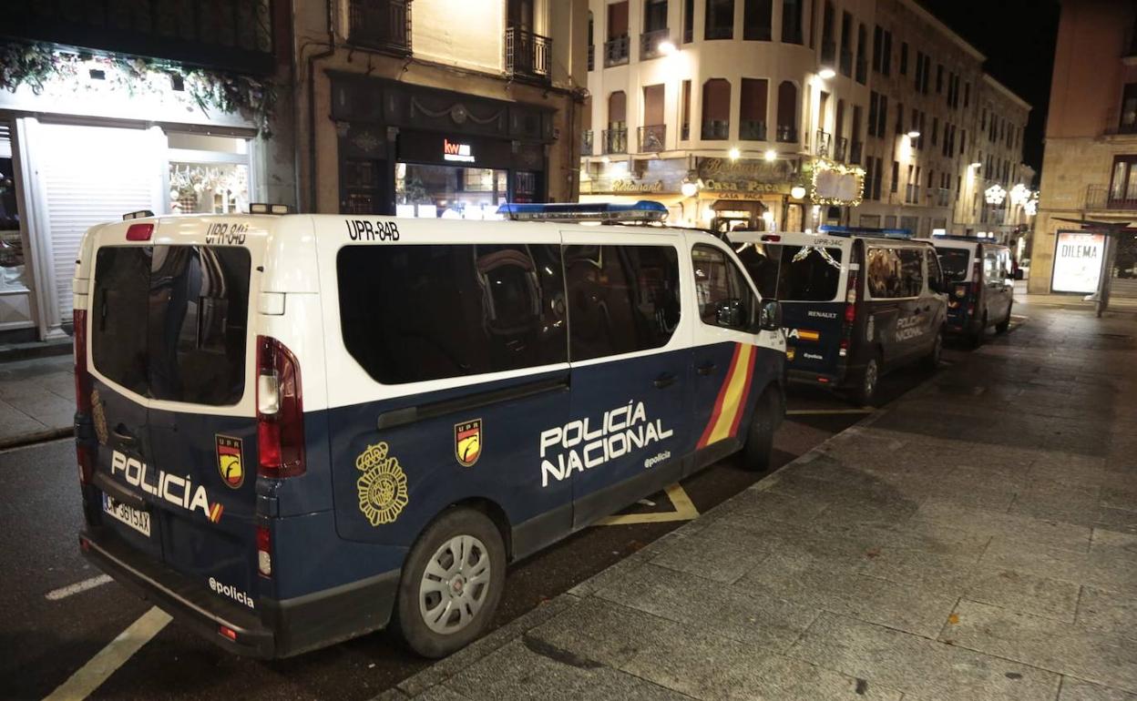 Furgones policiales en una de las salidas de la plaza. 