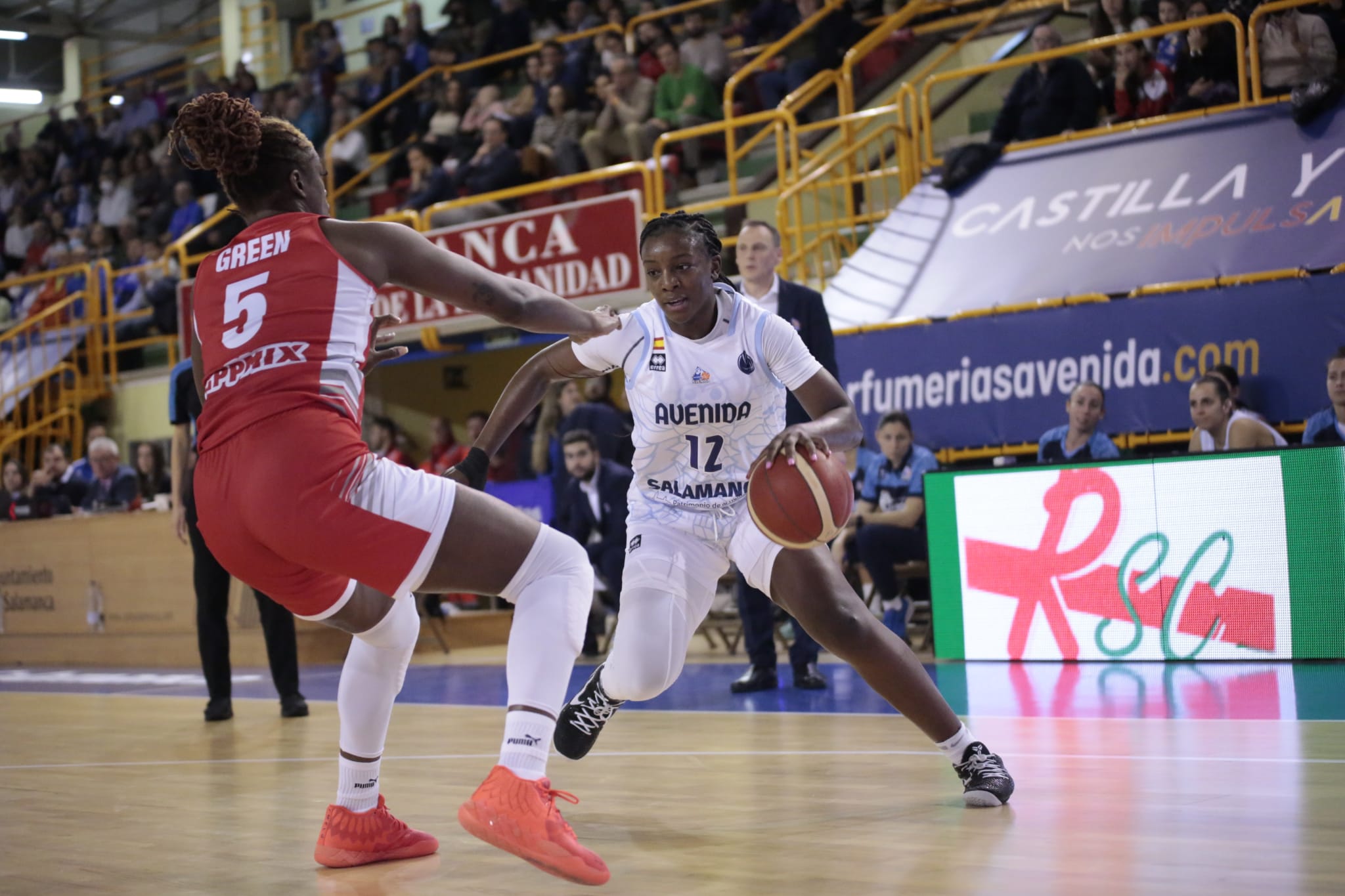 Michaela Onyenwere, con el balón en su debut con Avenida. 
