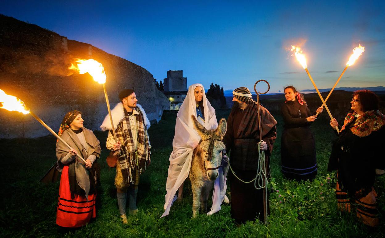 La Asociación Valle San Martín representan el belén en el casco histórico de la villa. 