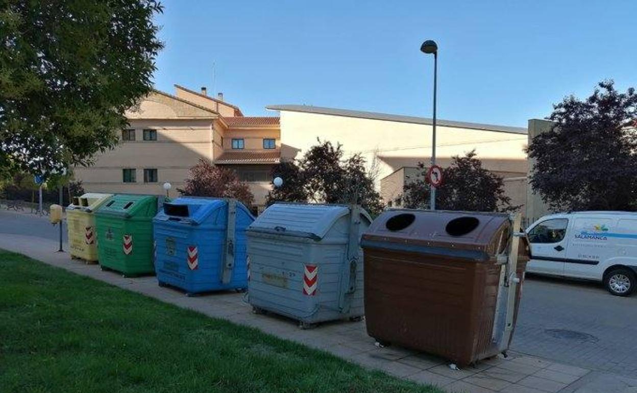 Un conjunto con los cinco contenedores de recogida de residuos en Salamanca. 