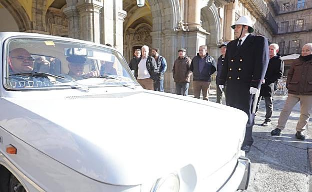 Un Renault 8 pasa ante el Guardia Urbano en el homenaje de este domingo. 