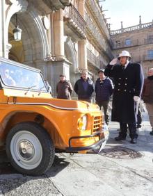 Imagen secundaria 2 - El agente que hace de Guardia Urbano saluda a varios de los vehículos. 