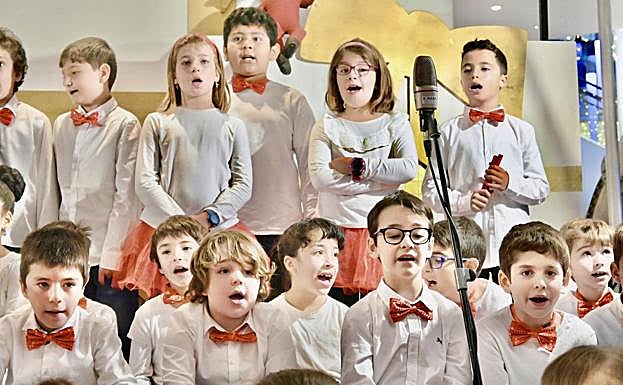 Imagen principal - Grupos de escolares en el VII Certamen de Villancicos. 