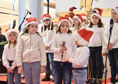 Imagen secundaria 1 - Grupos de escolares en el VII Certamen de Villancicos. 