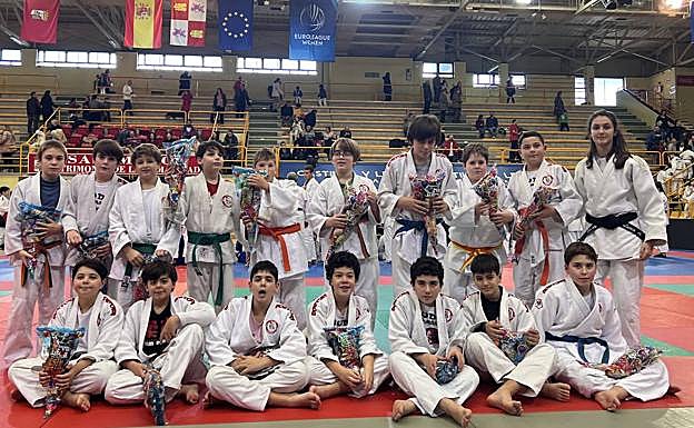 Imagen principal - Multitudinaria primera jornada escolar de judo en Würzburg