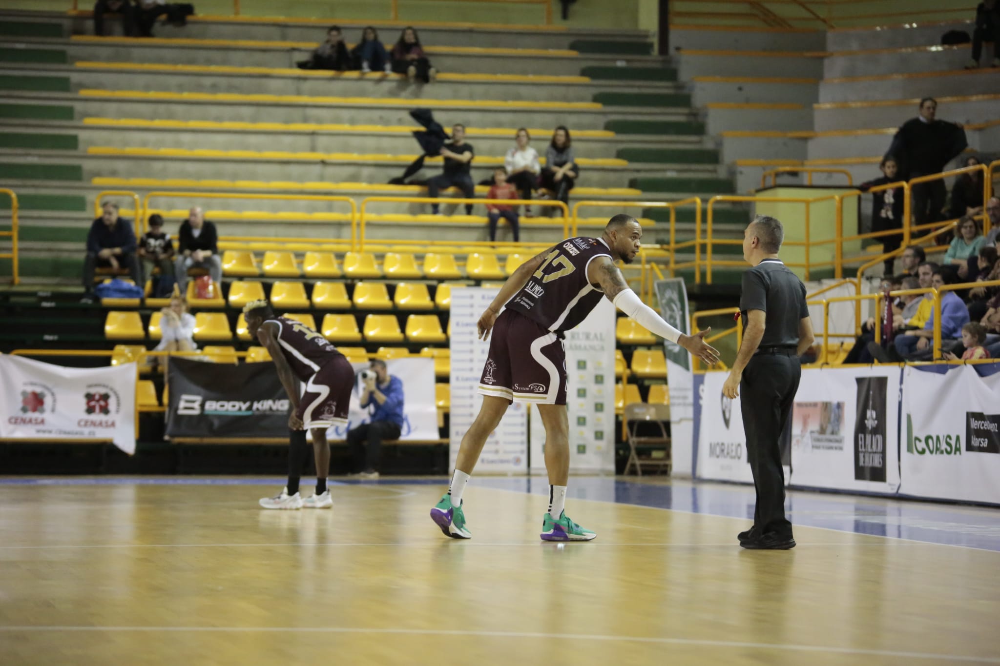 Fotos: La Antigua CB Tormes supera en un gran partido al Algeciras