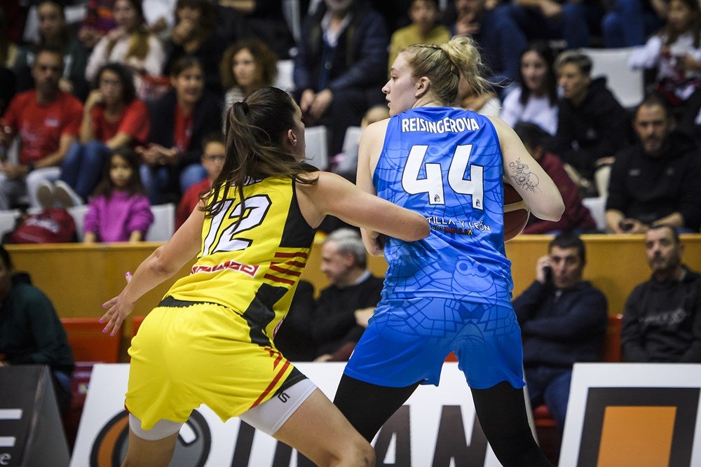 Fotos: Dura derrota para el Avenida en Girona en la Euroliga (74-48)