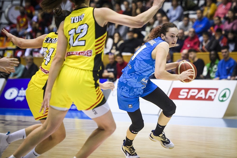 Fotos: Dura derrota para el Avenida en Girona en la Euroliga (74-48)