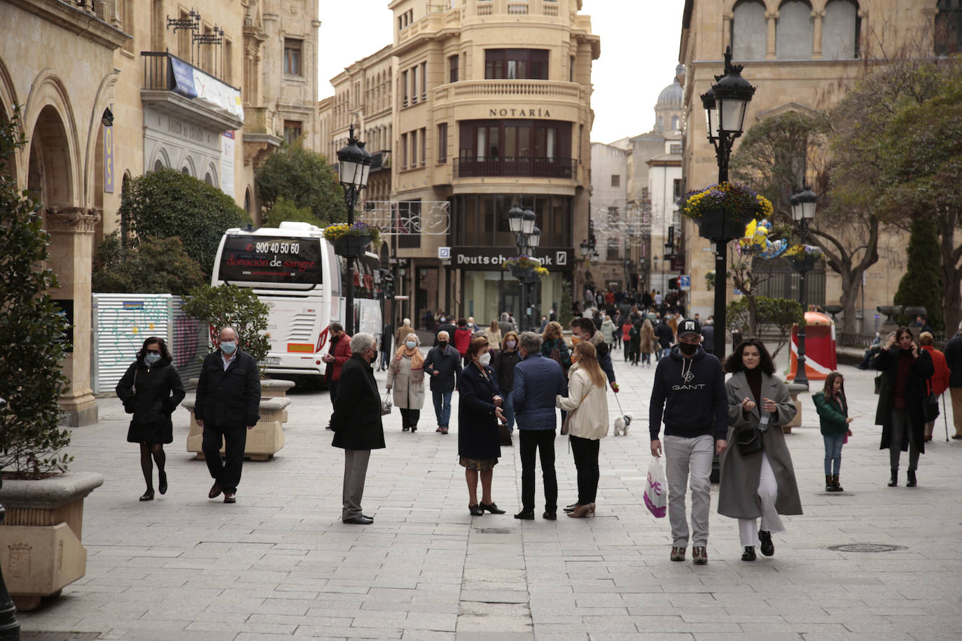 Un grupo de personas pasea por las calles de la ciudad charra. 