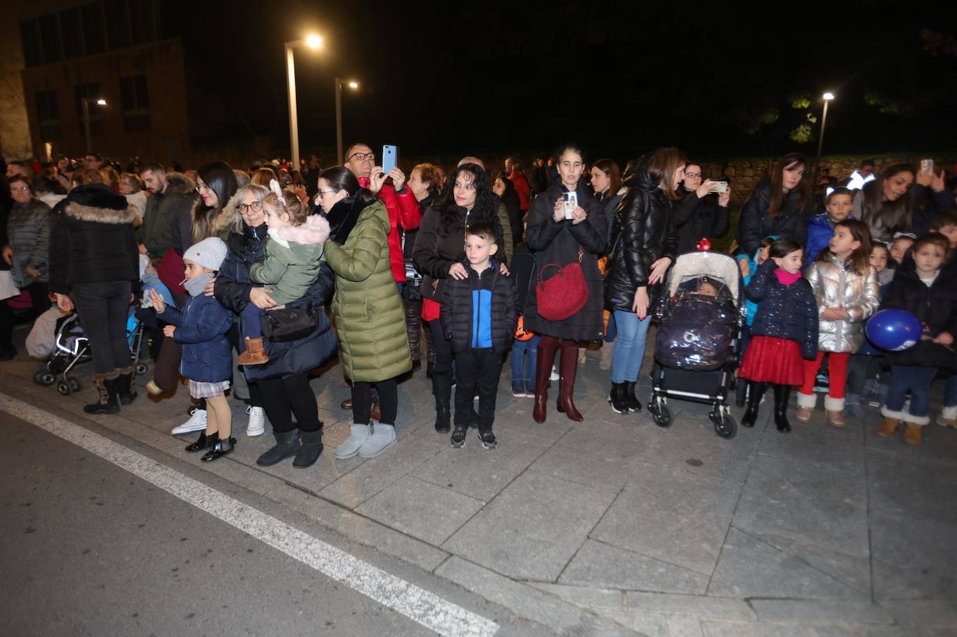 Fotos: La llegada de Papá Noel revoluciona a los más pequeños salmantinos