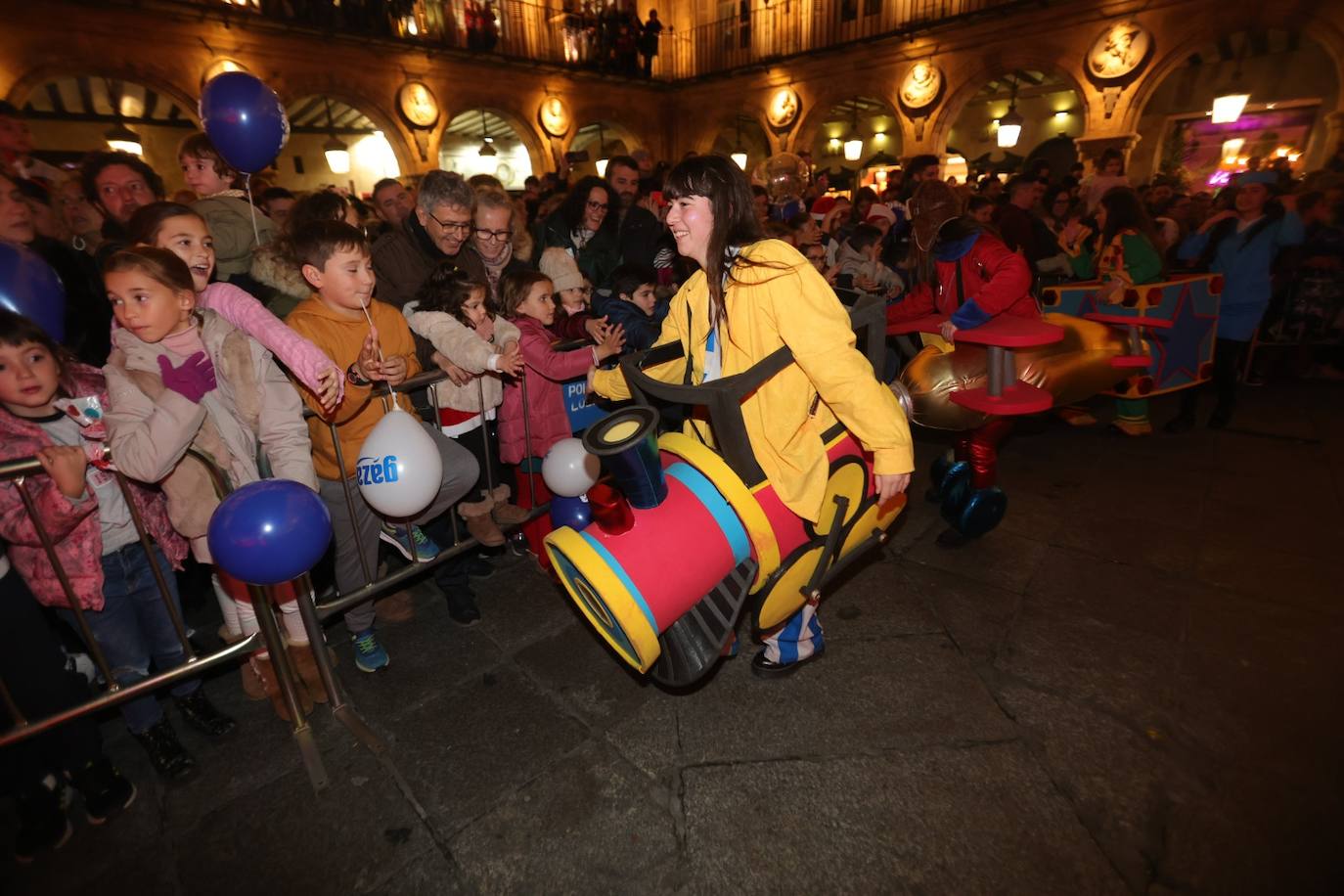 Fotos: La llegada de Papá Noel revoluciona a los más pequeños salmantinos