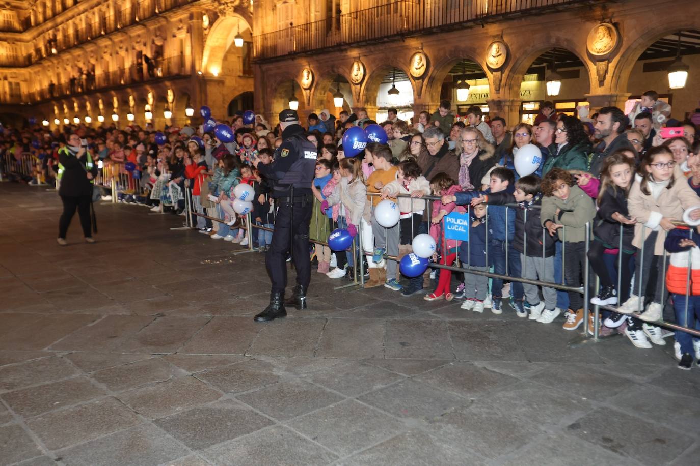 Fotos: La llegada de Papá Noel revoluciona a los más pequeños salmantinos
