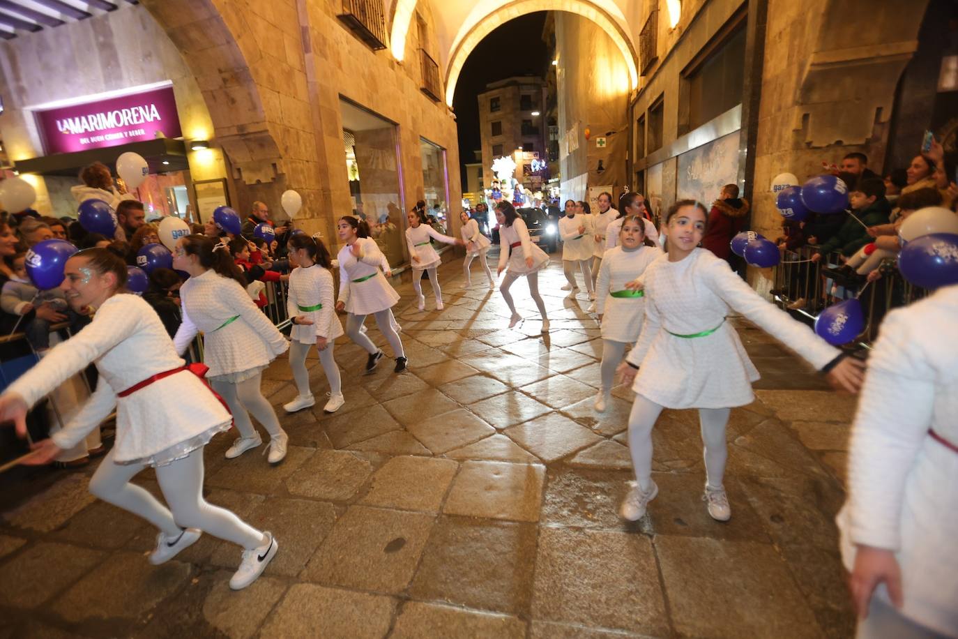 Fotos: La llegada de Papá Noel revoluciona a los más pequeños salmantinos