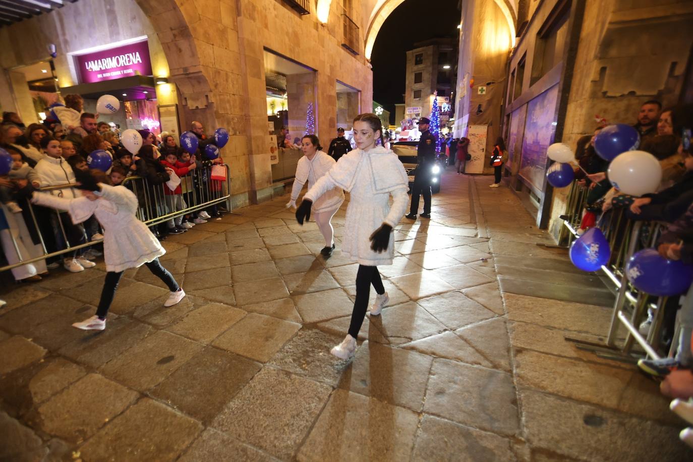 Fotos: La llegada de Papá Noel revoluciona a los más pequeños salmantinos