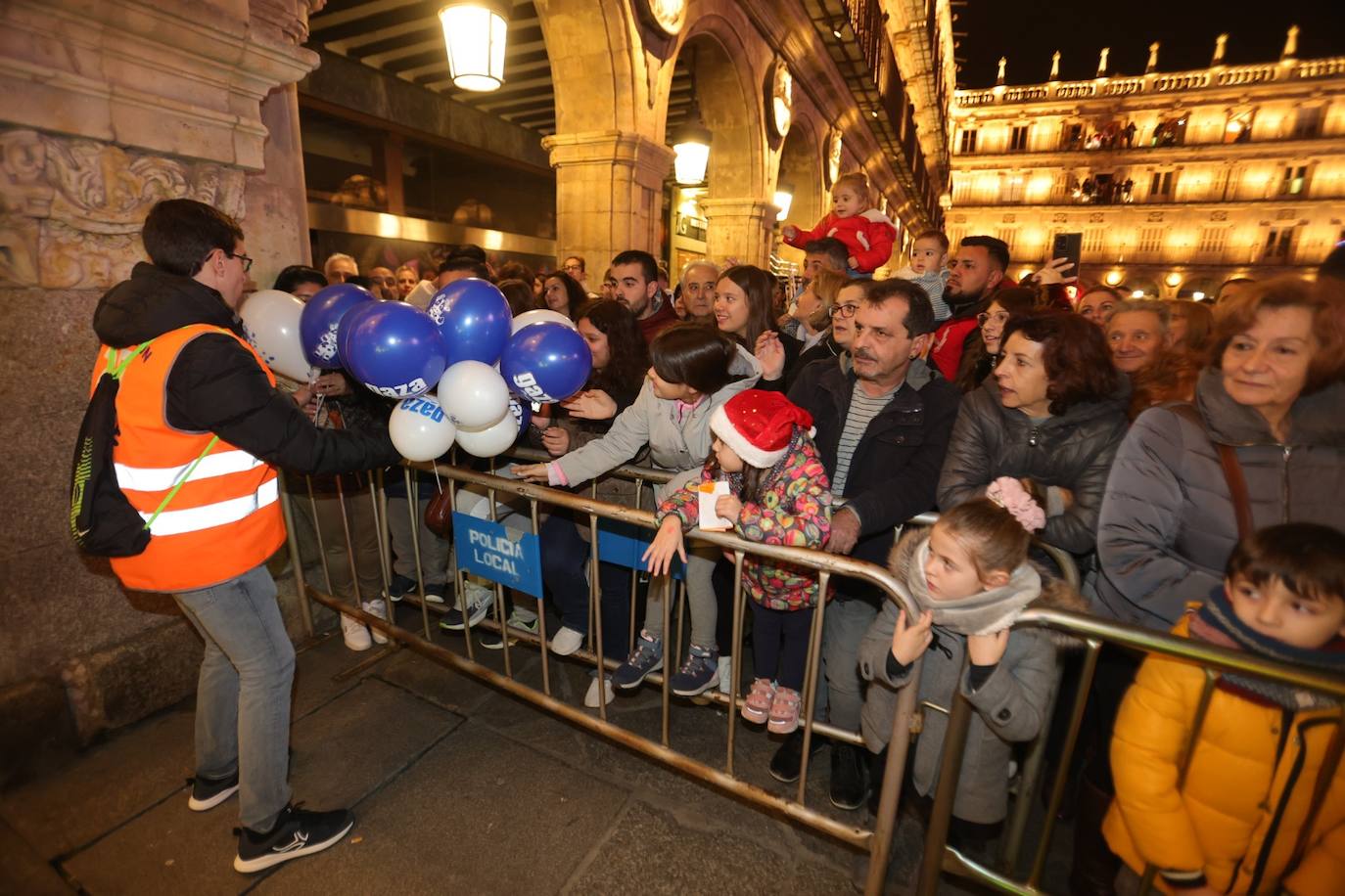 Fotos: La llegada de Papá Noel revoluciona a los más pequeños salmantinos