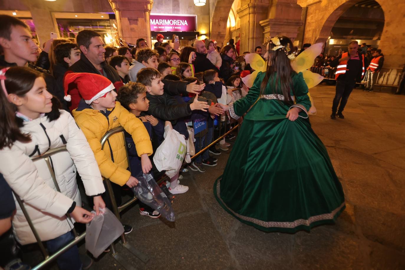 Fotos: La llegada de Papá Noel revoluciona a los más pequeños salmantinos
