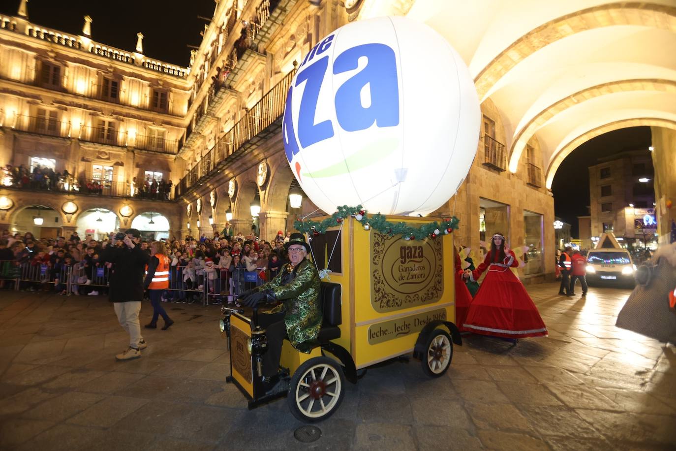 Fotos: La llegada de Papá Noel revoluciona a los más pequeños salmantinos