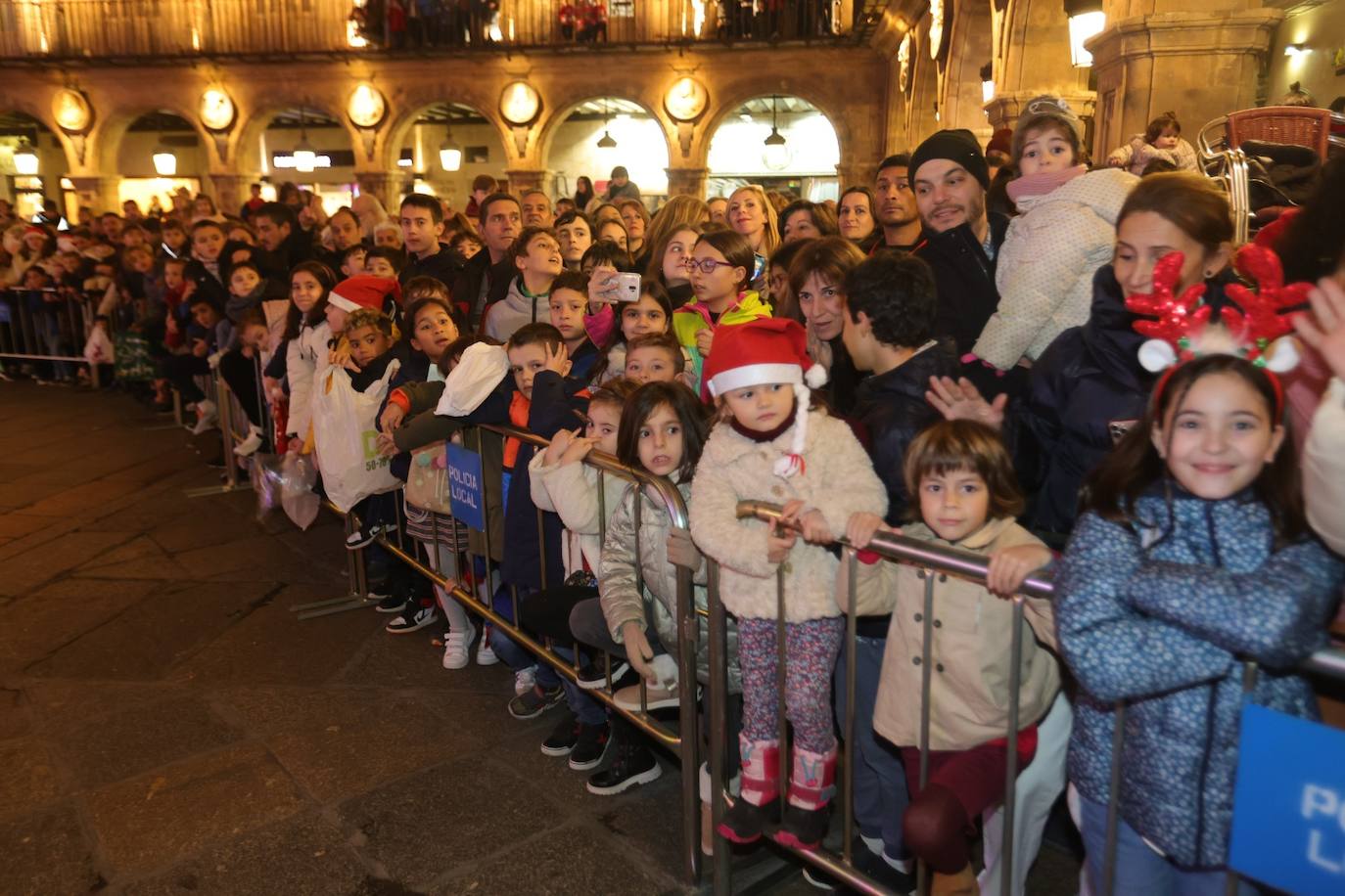 Fotos: La llegada de Papá Noel revoluciona a los más pequeños salmantinos