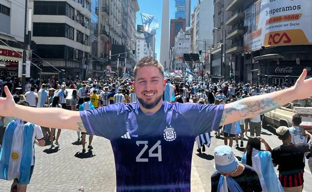 Juan Martín del Boca, entrenador del BM Salamanca, en las calles de Buenos Aires durante la celebración del Mundial. 