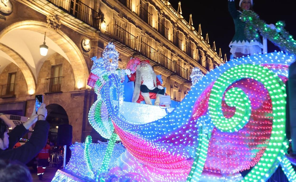 Papá Noel entrando en la Plaza Mayor de Salamanca. 