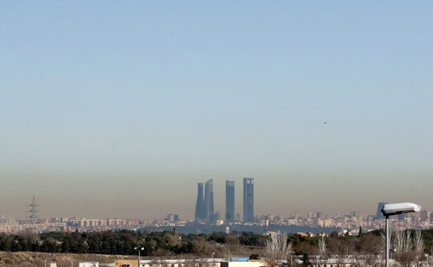 Ciudad de Madrid bajo una nube de contaminación.
