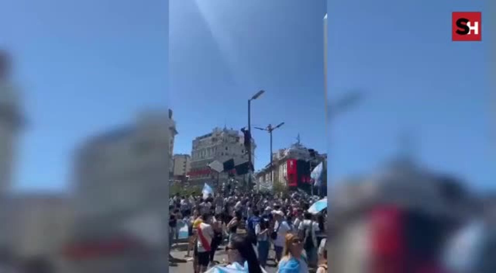 El técnico argentino del BM Salamanca celebra su país el título del Mundial de Qatar