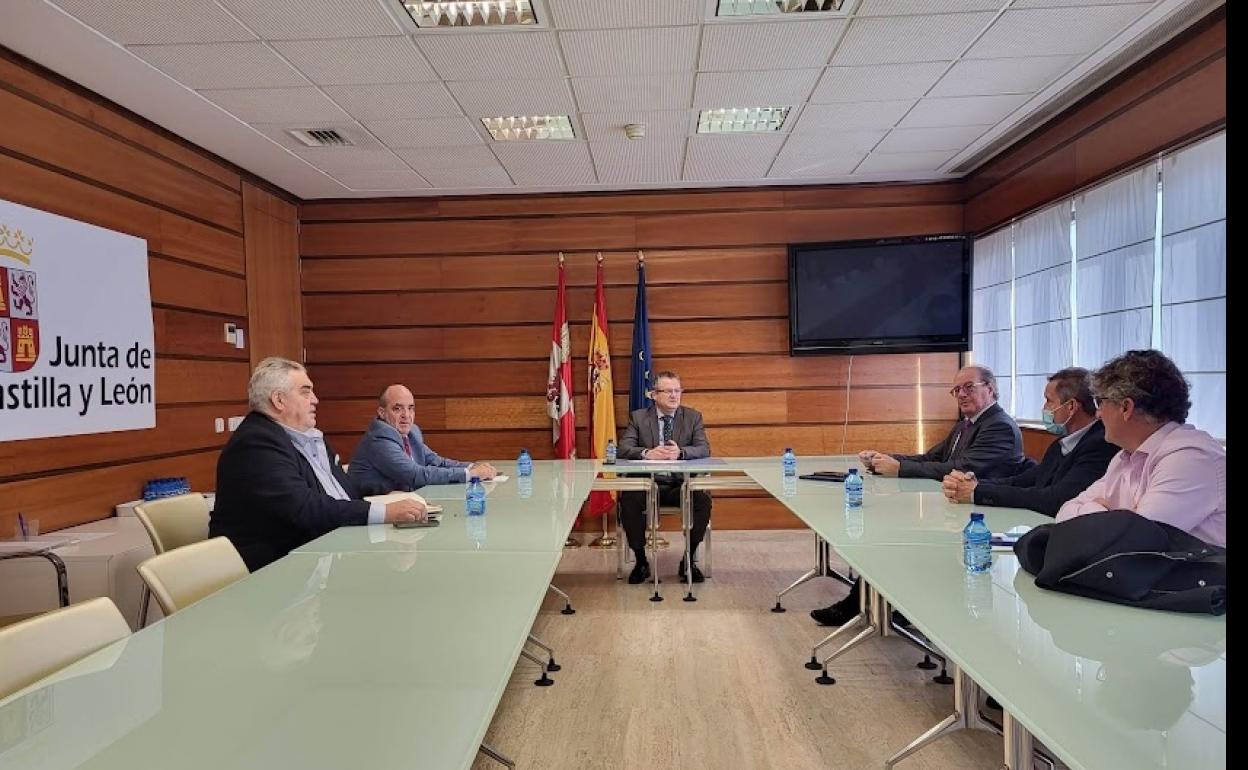 José Miguel Gil, Juan Pedro Medina, Gerardo Dueñas, Victorio Lobo, Rufino Álamo y Antonio Rubio durante la reunión. 