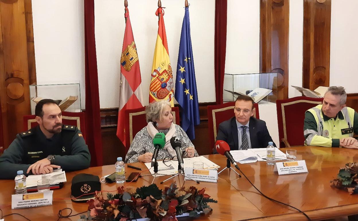 La subdelegada del Gobierno en Salamanca Encarnación Pérez, en el centro, durante la rueda de prensa. 