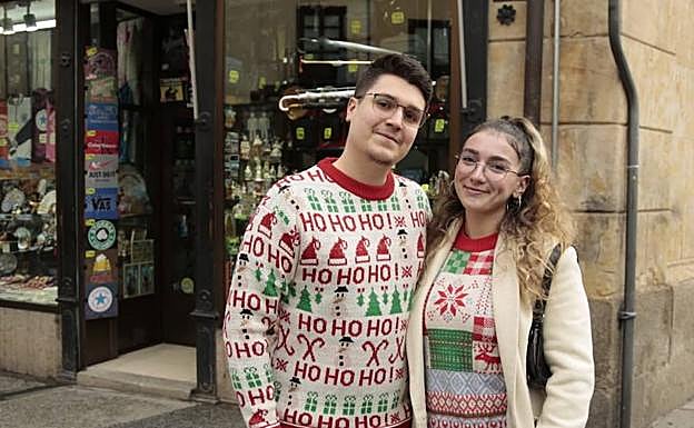 Esta pareja hace parada en Salamanca en su viaje de Cataluña a Galicia para celebrar la Navidad.