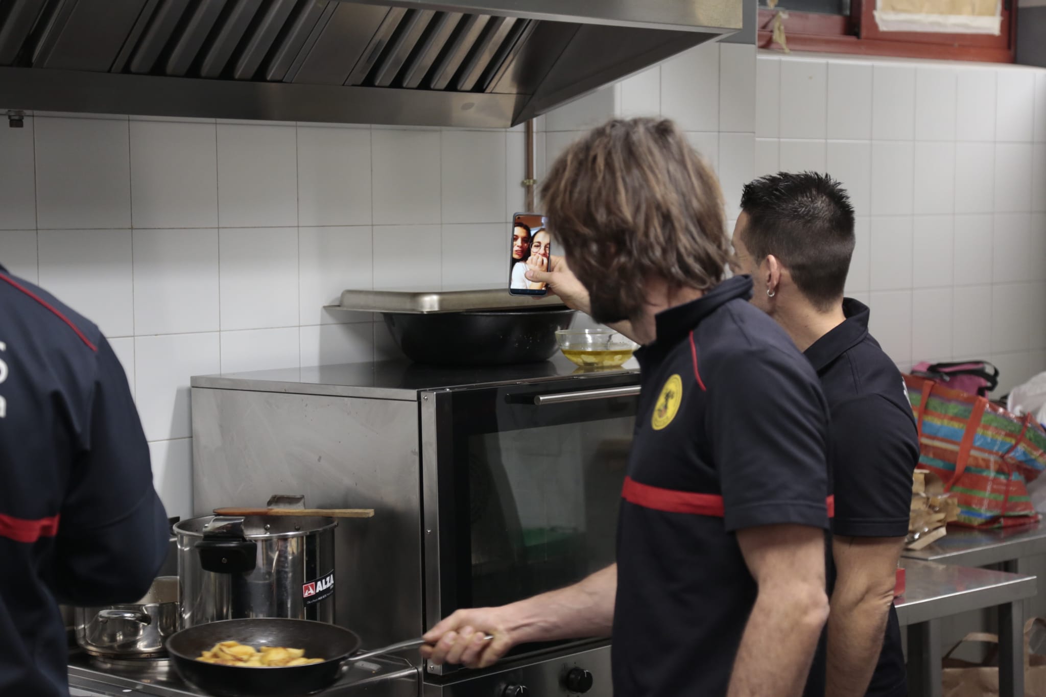 Fotos: Así pasaron la Nochebuena en el Comedor de los pobres, en Cáritas y los bomberos