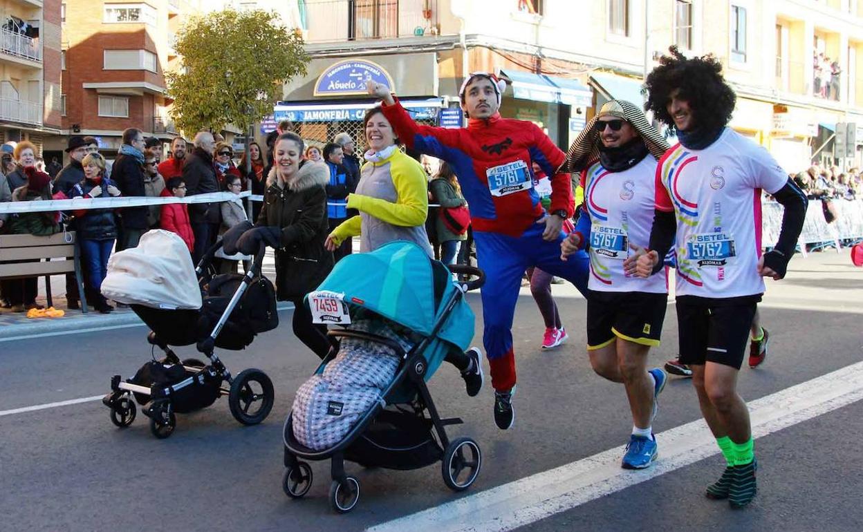 Varios participantes en la San Silvestre. 